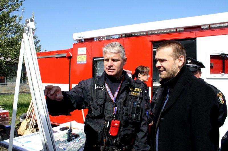 V prostoru letiště Líně se ve čtvrtek 5. května 2011 uskutečnilo cvičení pořádkové jednotky Krajského ředitelství policie Plzeňského kraje. Jeho cílem bylo prověřit taktické postupy policistů při zajištění veřejného pořádku ohlášeného shromáždění, součinnost a spolupráci policie, místně příslušné samosprávy a svolavatele shromáždění. Při cvičení se také ověřovala možnost využití technického vybavení Hasičského záchranného sboru při podobných akcích v kooperaci s ostatními složkami Integrovaného záchranného systému a mobilního monitorovacího centra – speciálního policejního vozidla, jehož technologie umožňuje policistům operativně zadokumentovat protiprávní jednání pachatelů.

Cvičení pořádkové jednotky sledoval primátor Martin Baxa společně s radním pro bezpečnost Robertem Houdkem.