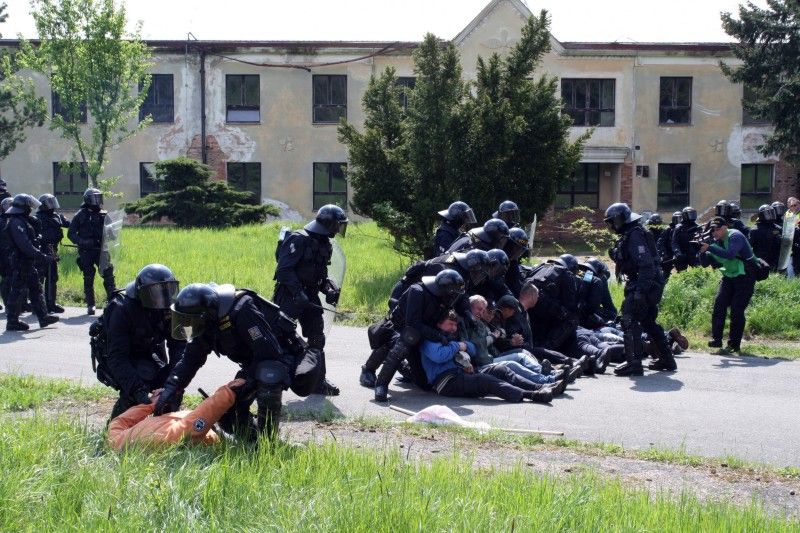 V prostoru letiště Líně se ve čtvrtek 5. května 2011 uskutečnilo cvičení pořádkové jednotky Krajského ředitelství policie Plzeňského kraje. Jeho cílem bylo prověřit taktické postupy policistů při zajištění veřejného pořádku ohlášeného shromáždění, součinnost a spolupráci policie, místně příslušné samosprávy a svolavatele shromáždění. Při cvičení se také ověřovala možnost využití technického vybavení Hasičského záchranného sboru při podobných akcích v kooperaci s ostatními složkami Integrovaného záchranného systému a mobilního monitorovacího centra – speciálního policejního vozidla, jehož technologie umožňuje policistům operativně zadokumentovat protiprávní jednání pachatelů.

Cvičení pořádkové jednotky sledoval primátor Martin Baxa společně s radním pro bezpečnost Robertem Houdkem.