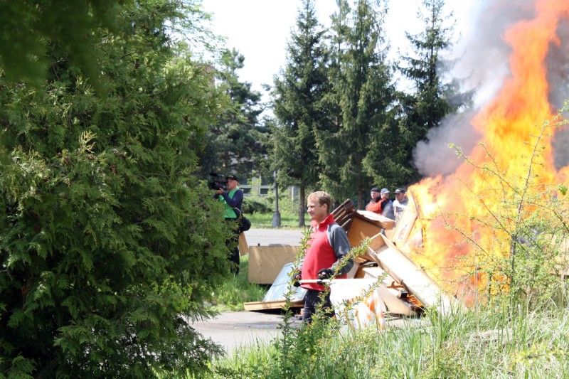 V prostoru letiště Líně se ve čtvrtek 5. května 2011 uskutečnilo cvičení pořádkové jednotky Krajského ředitelství policie Plzeňského kraje. Jeho cílem bylo prověřit taktické postupy policistů při zajištění veřejného pořádku ohlášeného shromáždění, součinnost a spolupráci policie, místně příslušné samosprávy a svolavatele shromáždění. Při cvičení se také ověřovala možnost využití technického vybavení Hasičského záchranného sboru při podobných akcích v kooperaci s ostatními složkami Integrovaného záchranného systému a mobilního monitorovacího centra – speciálního policejního vozidla, jehož technologie umožňuje policistům operativně zadokumentovat protiprávní jednání pachatelů.

Cvičení pořádkové jednotky sledoval primátor Martin Baxa společně s radním pro bezpečnost Robertem Houdkem.