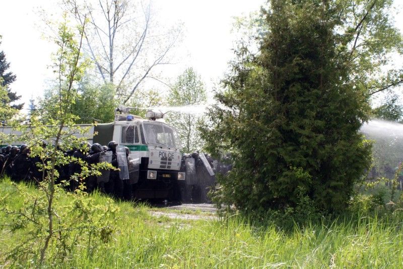 V prostoru letiště Líně se ve čtvrtek 5. května 2011 uskutečnilo cvičení pořádkové jednotky Krajského ředitelství policie Plzeňského kraje. Jeho cílem bylo prověřit taktické postupy policistů při zajištění veřejného pořádku ohlášeného shromáždění, součinnost a spolupráci policie, místně příslušné samosprávy a svolavatele shromáždění. Při cvičení se také ověřovala možnost využití technického vybavení Hasičského záchranného sboru při podobných akcích v kooperaci s ostatními složkami Integrovaného záchranného systému a mobilního monitorovacího centra – speciálního policejního vozidla, jehož technologie umožňuje policistům operativně zadokumentovat protiprávní jednání pachatelů.

Cvičení pořádkové jednotky sledoval primátor Martin Baxa společně s radním pro bezpečnost Robertem Houdkem.