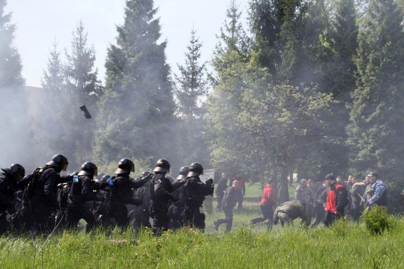 V prostoru letiště Líně se ve čtvrtek 5. května 2011 uskutečnilo cvičení pořádkové jednotky Krajského ředitelství policie Plzeňského kraje. Jeho cílem bylo prověřit taktické postupy policistů při zajištění veřejného pořádku ohlášeného shromáždění, součinnost a spolupráci policie, místně příslušné samosprávy a svolavatele shromáždění. Při cvičení se také ověřovala možnost využití technického vybavení Hasičského záchranného sboru při podobných akcích v kooperaci s ostatními složkami Integrovaného záchranného systému a mobilního monitorovacího centra – speciálního policejního vozidla, jehož technologie umožňuje policistům operativně zadokumentovat protiprávní jednání pachatelů.

Cvičení pořádkové jednotky sledoval primátor Martin Baxa společně s radním pro bezpečnost Robertem Houdkem.