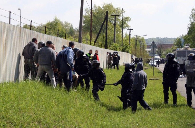 V prostoru letiště Líně se ve čtvrtek 5. května 2011 uskutečnilo cvičení pořádkové jednotky Krajského ředitelství policie Plzeňského kraje. Jeho cílem bylo prověřit taktické postupy policistů při zajištění veřejného pořádku ohlášeného shromáždění, součinnost a spolupráci policie, místně příslušné samosprávy a svolavatele shromáždění. Při cvičení se také ověřovala možnost využití technického vybavení Hasičského záchranného sboru při podobných akcích v kooperaci s ostatními složkami Integrovaného záchranného systému a mobilního monitorovacího centra – speciálního policejního vozidla, jehož technologie umožňuje policistům operativně zadokumentovat protiprávní jednání pachatelů.

Cvičení pořádkové jednotky sledoval primátor Martin Baxa společně s radním pro bezpečnost Robertem Houdkem.