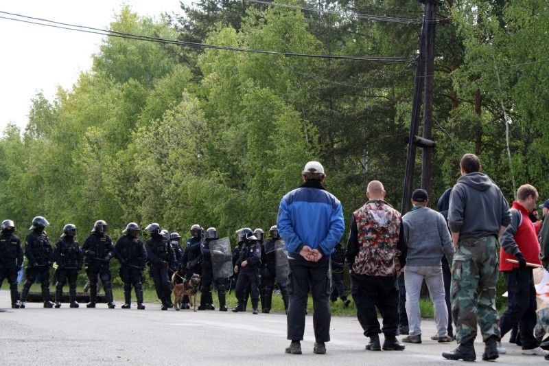 V prostoru letiště Líně se ve čtvrtek 5. května 2011 uskutečnilo cvičení pořádkové jednotky Krajského ředitelství policie Plzeňského kraje. Jeho cílem bylo prověřit taktické postupy policistů při zajištění veřejného pořádku ohlášeného shromáždění, součinnost a spolupráci policie, místně příslušné samosprávy a svolavatele shromáždění. Při cvičení se také ověřovala možnost využití technického vybavení Hasičského záchranného sboru při podobných akcích v kooperaci s ostatními složkami Integrovaného záchranného systému a mobilního monitorovacího centra – speciálního policejního vozidla, jehož technologie umožňuje policistům operativně zadokumentovat protiprávní jednání pachatelů.

Cvičení pořádkové jednotky sledoval primátor Martin Baxa společně s radním pro bezpečnost Robertem Houdkem.