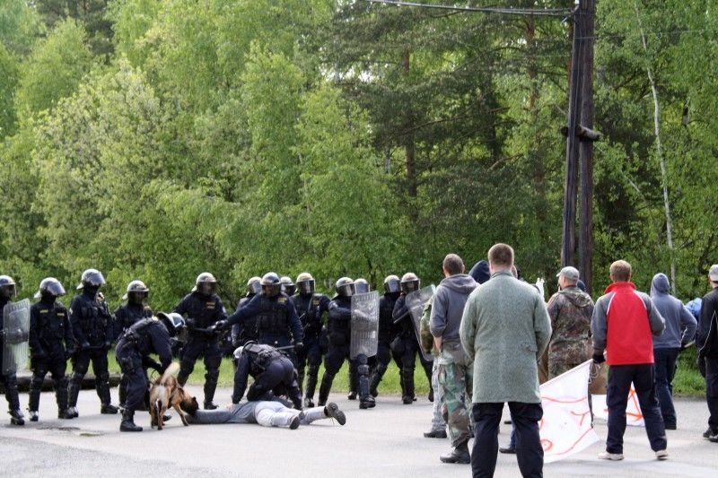 V prostoru letiště Líně se ve čtvrtek 5. května 2011 uskutečnilo cvičení pořádkové jednotky Krajského ředitelství policie Plzeňského kraje. Jeho cílem bylo prověřit taktické postupy policistů při zajištění veřejného pořádku ohlášeného shromáždění, součinnost a spolupráci policie, místně příslušné samosprávy a svolavatele shromáždění. Při cvičení se také ověřovala možnost využití technického vybavení Hasičského záchranného sboru při podobných akcích v kooperaci s ostatními složkami Integrovaného záchranného systému a mobilního monitorovacího centra – speciálního policejního vozidla, jehož technologie umožňuje policistům operativně zadokumentovat protiprávní jednání pachatelů.

Cvičení pořádkové jednotky sledoval primátor Martin Baxa společně s radním pro bezpečnost Robertem Houdkem.