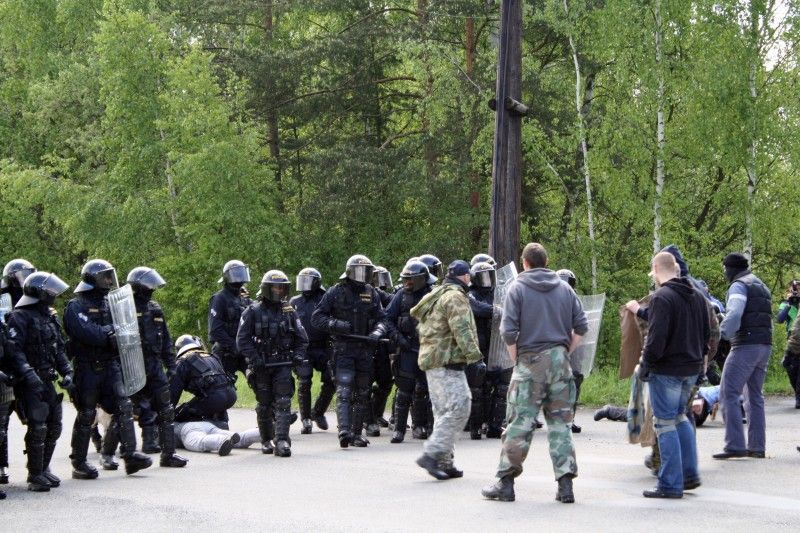 V prostoru letiště Líně se ve čtvrtek 5. května 2011 uskutečnilo cvičení pořádkové jednotky Krajského ředitelství policie Plzeňského kraje. Jeho cílem bylo prověřit taktické postupy policistů při zajištění veřejného pořádku ohlášeného shromáždění, součinnost a spolupráci policie, místně příslušné samosprávy a svolavatele shromáždění. Při cvičení se také ověřovala možnost využití technického vybavení Hasičského záchranného sboru při podobných akcích v kooperaci s ostatními složkami Integrovaného záchranného systému a mobilního monitorovacího centra – speciálního policejního vozidla, jehož technologie umožňuje policistům operativně zadokumentovat protiprávní jednání pachatelů.

Cvičení pořádkové jednotky sledoval primátor Martin Baxa společně s radním pro bezpečnost Robertem Houdkem.