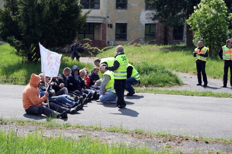 V prostoru letiště Líně se ve čtvrtek 5. května 2011 uskutečnilo cvičení pořádkové jednotky Krajského ředitelství policie Plzeňského kraje. Jeho cílem bylo prověřit taktické postupy policistů při zajištění veřejného pořádku ohlášeného shromáždění, součinnost a spolupráci policie, místně příslušné samosprávy a svolavatele shromáždění. Při cvičení se také ověřovala možnost využití technického vybavení Hasičského záchranného sboru při podobných akcích v kooperaci s ostatními složkami Integrovaného záchranného systému a mobilního monitorovacího centra – speciálního policejního vozidla, jehož technologie umožňuje policistům operativně zadokumentovat protiprávní jednání pachatelů.

Cvičení pořádkové jednotky sledoval primátor Martin Baxa společně s radním pro bezpečnost Robertem Houdkem.