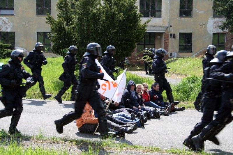 V prostoru letiště Líně se ve čtvrtek 5. května 2011 uskutečnilo cvičení pořádkové jednotky Krajského ředitelství policie Plzeňského kraje. Jeho cílem bylo prověřit taktické postupy policistů při zajištění veřejného pořádku ohlášeného shromáždění, součinnost a spolupráci policie, místně příslušné samosprávy a svolavatele shromáždění. Při cvičení se také ověřovala možnost využití technického vybavení Hasičského záchranného sboru při podobných akcích v kooperaci s ostatními složkami Integrovaného záchranného systému a mobilního monitorovacího centra – speciálního policejního vozidla, jehož technologie umožňuje policistům operativně zadokumentovat protiprávní jednání pachatelů.

Cvičení pořádkové jednotky sledoval primátor Martin Baxa společně s radním pro bezpečnost Robertem Houdkem.