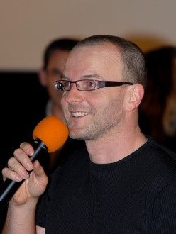 Moderátor festivalu Pavel Anděl při diskusi k filmu O rodičích a dětech