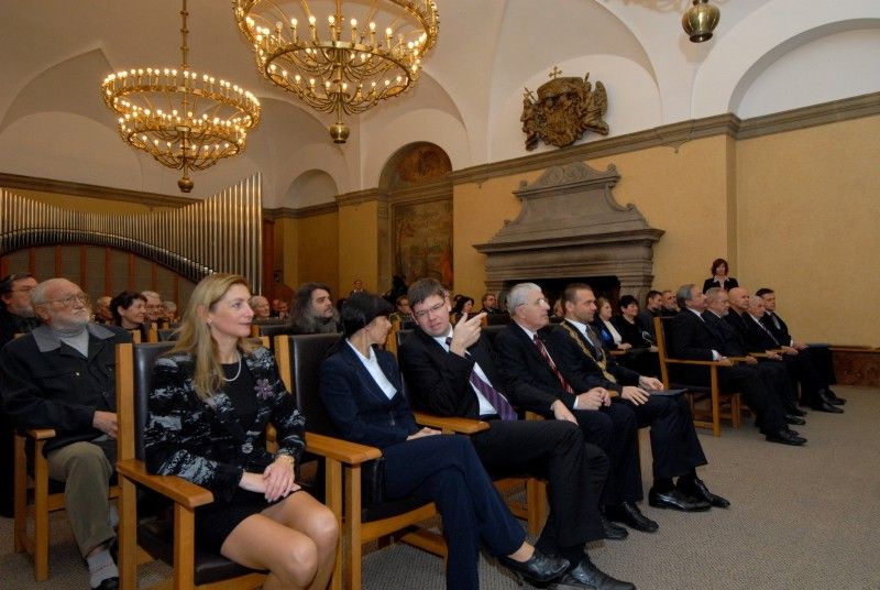 Čtyřem plzeňským osobnostem udělil primátor města Plzně Martin Baxa u příležitosti Dne boje za svobodu a demokracii (17.11.2012) významná městská ocenění. Plaketu s vyobrazením historické pečeti převzali ředitel Západočeského muzea v Plzni František Frýda, odborník světové úrovně v oblasti fyziky plazmatu, tenkých vrstev a plazmových technologií a zároveň profesor Západočeské univerzity v Plzni Jindřich Musil a ředitel Galerie města Plzně Václav Malina. Cenu města Plzně získal uznávaný odborník na poli umělé inteligence, zejména v oblasti analýzy, syntézy a rozpoznávání mluvené řeči počítačem profesor Josef Psutka.