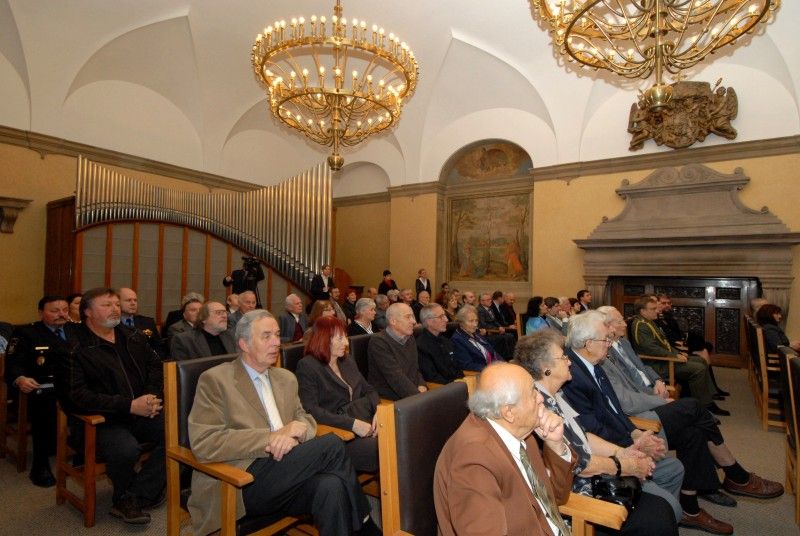 Čtyřem plzeňským osobnostem udělil primátor města Plzně Martin Baxa u příležitosti Dne boje za svobodu a demokracii (17.11.2012) významná městská ocenění. Plaketu s vyobrazením historické pečeti převzali ředitel Západočeského muzea v Plzni František Frýda, odborník světové úrovně v oblasti fyziky plazmatu, tenkých vrstev a plazmových technologií a zároveň profesor Západočeské univerzity v Plzni Jindřich Musil a ředitel Galerie města Plzně Václav Malina. Cenu města Plzně získal uznávaný odborník na poli umělé inteligence, zejména v oblasti analýzy, syntézy a rozpoznávání mluvené řeči počítačem profesor Josef Psutka.