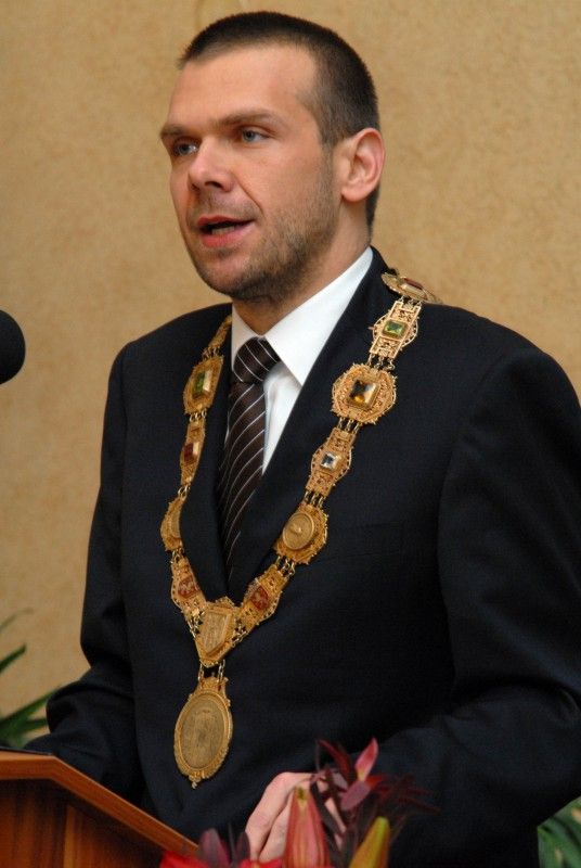 Čtyřem plzeňským osobnostem udělil primátor města Plzně Martin Baxa u příležitosti Dne boje za svobodu a demokracii (17.11.2012) významná městská ocenění. Plaketu s vyobrazením historické pečeti převzali ředitel Západočeského muzea v Plzni František Frýda, odborník světové úrovně v oblasti fyziky plazmatu, tenkých vrstev a plazmových technologií a zároveň profesor Západočeské univerzity v Plzni Jindřich Musil a ředitel Galerie města Plzně Václav Malina. Cenu města Plzně získal uznávaný odborník na poli umělé inteligence, zejména v oblasti analýzy, syntézy a rozpoznávání mluvené řeči počítačem profesor Josef Psutka.