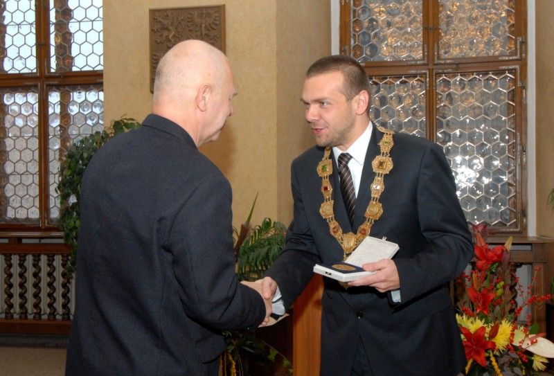 Čtyřem plzeňským osobnostem udělil primátor města Plzně Martin Baxa u příležitosti Dne boje za svobodu a demokracii (17.11.2012) významná městská ocenění. Plaketu s vyobrazením historické pečeti převzali ředitel Západočeského muzea v Plzni František Frýda, odborník světové úrovně v oblasti fyziky plazmatu, tenkých vrstev a plazmových technologií a zároveň profesor Západočeské univerzity v Plzni Jindřich Musil a ředitel Galerie města Plzně Václav Malina. Cenu města Plzně získal uznávaný odborník na poli umělé inteligence, zejména v oblasti analýzy, syntézy a rozpoznávání mluvené řeči počítačem profesor Josef Psutka.