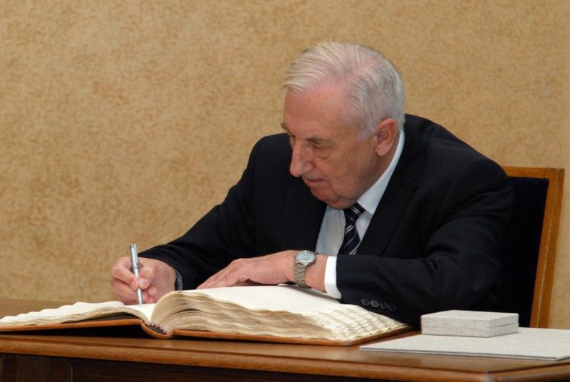 Čtyřem plzeňským osobnostem udělil primátor města Plzně Martin Baxa u příležitosti Dne boje za svobodu a demokracii (17.11.2012) významná městská ocenění. Plaketu s vyobrazením historické pečeti převzali ředitel Západočeského muzea v Plzni František Frýda, odborník světové úrovně v oblasti fyziky plazmatu, tenkých vrstev a plazmových technologií a zároveň profesor Západočeské univerzity v Plzni Jindřich Musil a ředitel Galerie města Plzně Václav Malina. Cenu města Plzně získal uznávaný odborník na poli umělé inteligence, zejména v oblasti analýzy, syntézy a rozpoznávání mluvené řeči počítačem profesor Josef Psutka.