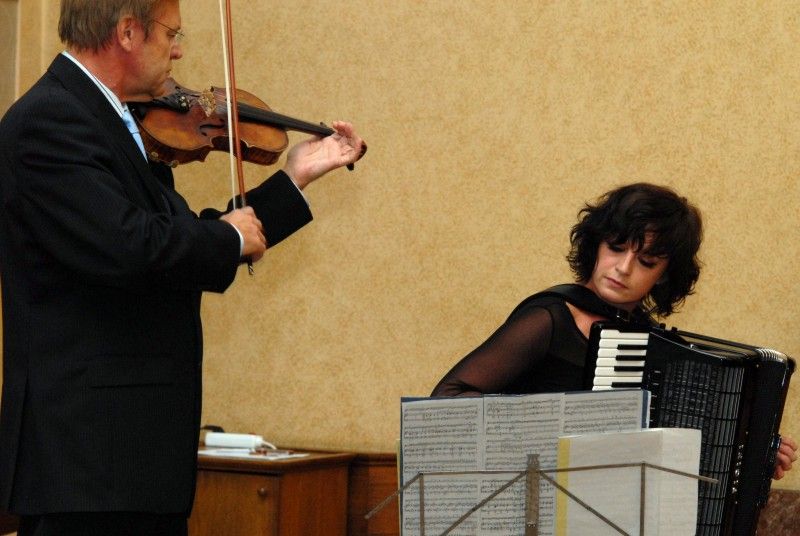 Čtyřem plzeňským osobnostem udělil primátor města Plzně Martin Baxa u příležitosti Dne boje za svobodu a demokracii (17.11.2012) významná městská ocenění. Plaketu s vyobrazením historické pečeti převzali ředitel Západočeského muzea v Plzni František Frýda, odborník světové úrovně v oblasti fyziky plazmatu, tenkých vrstev a plazmových technologií a zároveň profesor Západočeské univerzity v Plzni Jindřich Musil a ředitel Galerie města Plzně Václav Malina. Cenu města Plzně získal uznávaný odborník na poli umělé inteligence, zejména v oblasti analýzy, syntézy a rozpoznávání mluvené řeči počítačem profesor Josef Psutka.