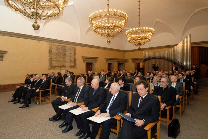 Čtyřem plzeňským osobnostem udělil primátor města Plzně Martin Baxa u příležitosti Dne boje za svobodu a demokracii (17.11.2012) významná městská ocenění. Plaketu s vyobrazením historické pečeti převzali ředitel Západočeského muzea v Plzni František Frýda, odborník světové úrovně v oblasti fyziky plazmatu, tenkých vrstev a plazmových technologií a zároveň profesor Západočeské univerzity v Plzni Jindřich Musil a ředitel Galerie města Plzně Václav Malina. Cenu města Plzně získal uznávaný odborník na poli umělé inteligence, zejména v oblasti analýzy, syntézy a rozpoznávání mluvené řeči počítačem profesor Josef Psutka.