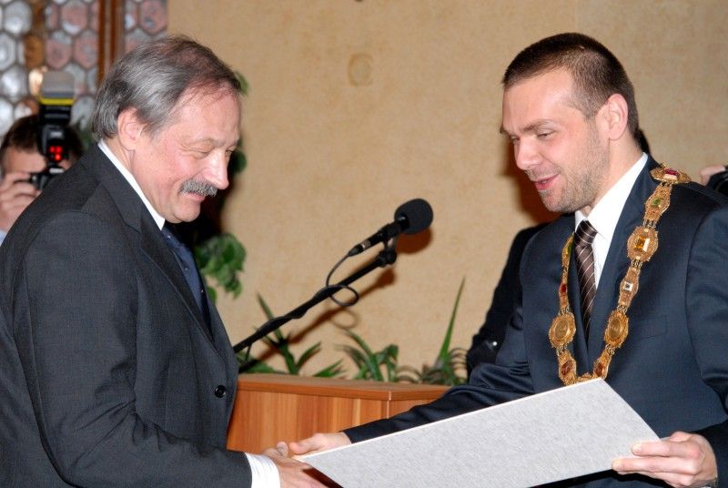 Čtyřem plzeňským osobnostem udělil primátor města Plzně Martin Baxa u příležitosti Dne boje za svobodu a demokracii (17.11.2012) významná městská ocenění. Plaketu s vyobrazením historické pečeti převzali ředitel Západočeského muzea v Plzni František Frýda, odborník světové úrovně v oblasti fyziky plazmatu, tenkých vrstev a plazmových technologií a zároveň profesor Západočeské univerzity v Plzni Jindřich Musil a ředitel Galerie města Plzně Václav Malina. Cenu města Plzně získal uznávaný odborník na poli umělé inteligence, zejména v oblasti analýzy, syntézy a rozpoznávání mluvené řeči počítačem profesor Josef Psutka.