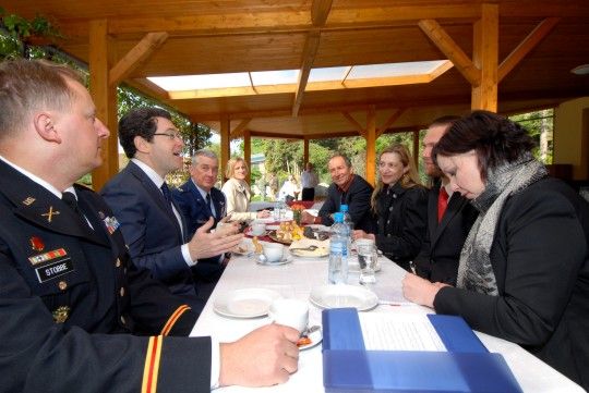 „Plzeň je symbolem skvělého přátelství, které pojí obě naše země,“ uvedl při svém prvním setkání s primátorem Martinem Baxou a náměstkyní primátora Evou Herinkovou americký velvyslanec J. E. Norman Eisen. Představitelé města jej přivítali a krátce s ním pohovořili v prostorách zoologické a botanické zahrady ještě před tím, než byl odhalen nový artefakt v areálu, střední tank americké armády M4 Sherman.