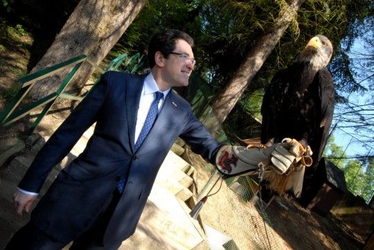 „Plzeň je symbolem skvělého přátelství, které pojí obě naše země,“ uvedl při svém prvním setkání s primátorem Martinem Baxou a náměstkyní primátora Evou Herinkovou americký velvyslanec J. E. Norman Eisen. Představitelé města jej přivítali a krátce s ním pohovořili v prostorách zoologické a botanické zahrady ještě před tím, než byl odhalen nový artefakt v areálu, střední tank americké armády M4 Sherman.