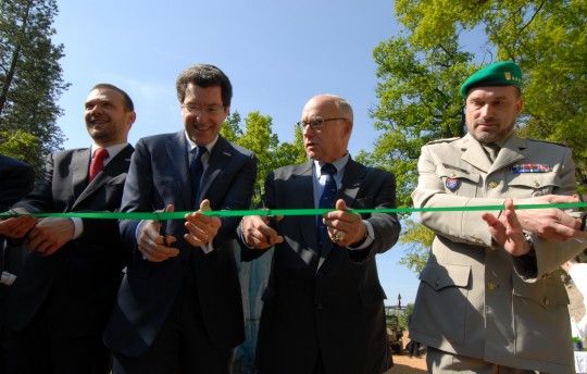 Legendární americký tank M 4 General Sherman je od dnešního dne v Zoologické a botanické zahradě města Plzně. Na jeho umístění a převozu do Plzně se podílela především americká ambasáda. Renovaci finančně podpořil vnuk generála Pattona George Patton Waters. Sherman, který byl za druhé světové války jedním z nejznámějších tanků, váží skoro 32 tun, dlouhý je šest metrů a široký necelé tři.
Slavnostního odhalení tanku se za město Plzeň zúčastnil primátor Martin Baxa a jeho náměstkyně Eva Herinková, americký velvyslanec Norman Eisen, američtí veteráni, vnuk generála Pattona George Patton Waters a další významní hosté.
