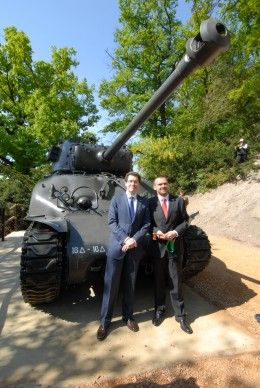 Legendární americký tank M 4 General Sherman je od dnešního dne v Zoologické a botanické zahradě města Plzně. Na jeho umístění a převozu do Plzně se podílela především americká ambasáda. Renovaci finančně podpořil vnuk generála Pattona George Patton Waters. Sherman, který byl za druhé světové války jedním z nejznámějších tanků, váží skoro 32 tun, dlouhý je šest metrů a široký necelé tři.
Slavnostního odhalení tanku se za město Plzeň zúčastnil primátor Martin Baxa a jeho náměstkyně Eva Herinková, americký velvyslanec Norman Eisen, američtí veteráni, vnuk generála Pattona George Patton Waters a další významní hosté.