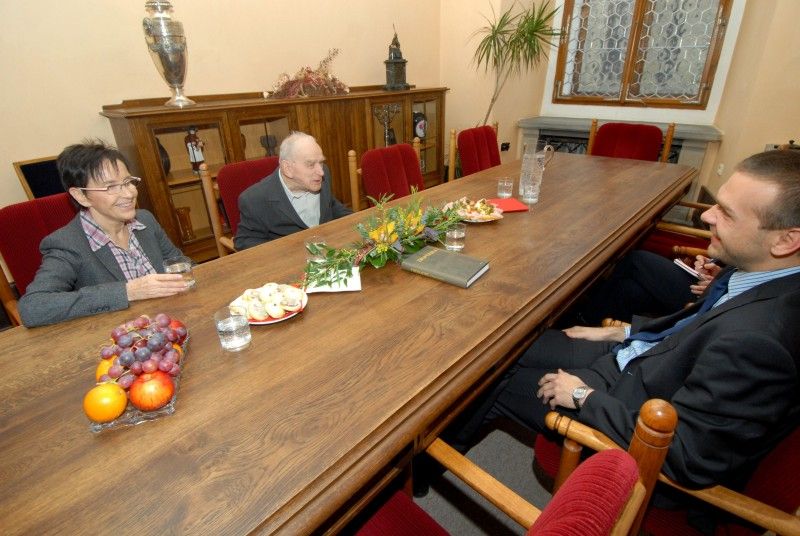 Profesor Mojmír Petráň se svojí prací zařadil mezi nejvýznamnější české vědce a vynálezce. Je spolu s docentem Milanem Hadravským kromě jiného autorem konfokálního mikroskopu s dvojitým řádkováním. Jeho život patří do kategorie pohnutých životních osudů, přesto si nestěžuje. Ve svých osmdesáti devíti letech se stal Plzeňskou ikonou, dva měsíce poté se na radnici (21.11.2012) v doprovodu své manželky Taťjany setkal s primátorem Martinem Baxou, aby se v rozhovoru s ním podělil o důležité okamžiky svého života.