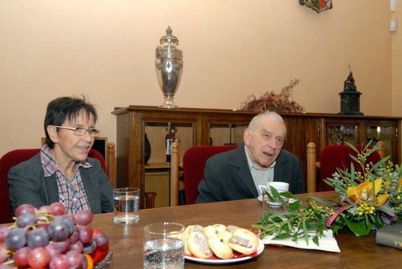 Profesor Mojmír Petráň se svojí prací zařadil mezi nejvýznamnější české vědce a vynálezce. Je spolu s docentem Milanem Hadravským kromě jiného autorem konfokálního mikroskopu s dvojitým řádkováním. Jeho život patří do kategorie pohnutých životních osudů, přesto si nestěžuje. Ve svých osmdesáti devíti letech se stal Plzeňskou ikonou, dva měsíce poté se na radnici (21.11.2012) v doprovodu své manželky Taťjany setkal s primátorem Martinem Baxou, aby se v rozhovoru s ním podělil o důležité okamžiky svého života.