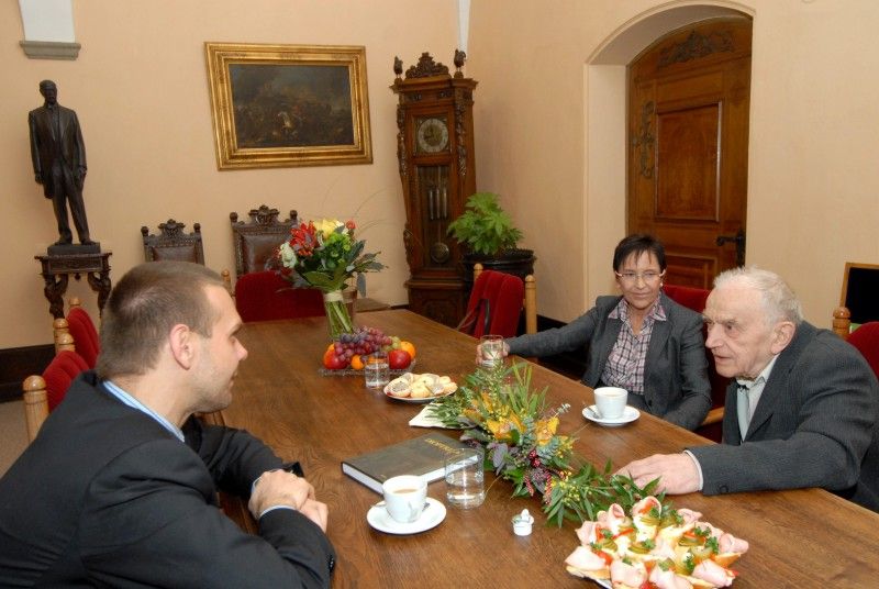 Profesor Mojmír Petráň se svojí prací zařadil mezi nejvýznamnější české vědce a vynálezce. Je spolu s docentem Milanem Hadravským kromě jiného autorem konfokálního mikroskopu s dvojitým řádkováním. Jeho život patří do kategorie pohnutých životních osudů, přesto si nestěžuje. Ve svých osmdesáti devíti letech se stal Plzeňskou ikonou, dva měsíce poté se na radnici (21.11.2012) v doprovodu své manželky Taťjany setkal s primátorem Martinem Baxou, aby se v rozhovoru s ním podělil o důležité okamžiky svého života.