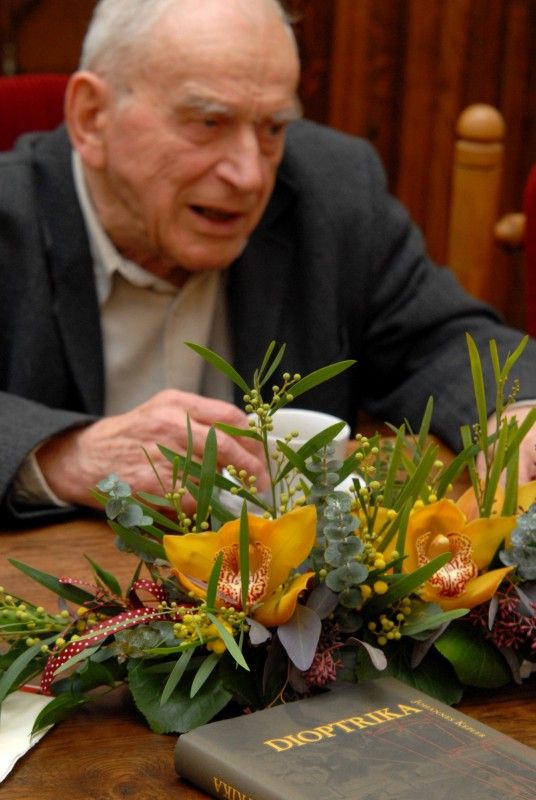 Profesor Mojmír Petráň se svojí prací zařadil mezi nejvýznamnější české vědce a vynálezce. Je spolu s docentem Milanem Hadravským kromě jiného autorem konfokálního mikroskopu s dvojitým řádkováním. Jeho život patří do kategorie pohnutých životních osudů, přesto si nestěžuje. Ve svých osmdesáti devíti letech se stal Plzeňskou ikonou, dva měsíce poté se na radnici (21.11.2012) v doprovodu své manželky Taťjany setkal s primátorem Martinem Baxou, aby se v rozhovoru s ním podělil o důležité okamžiky svého života.