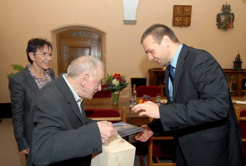 Profesor Mojmír Petráň se svojí prací zařadil mezi nejvýznamnější české vědce a vynálezce. Je spolu s docentem Milanem Hadravským kromě jiného autorem konfokálního mikroskopu s dvojitým řádkováním. Jeho život patří do kategorie pohnutých životních osudů, přesto si nestěžuje. Ve svých osmdesáti devíti letech se stal Plzeňskou ikonou, dva měsíce poté se na radnici (21.11.2012) v doprovodu své manželky Taťjany setkal s primátorem Martinem Baxou, aby se v rozhovoru s ním podělil o důležité okamžiky svého života.