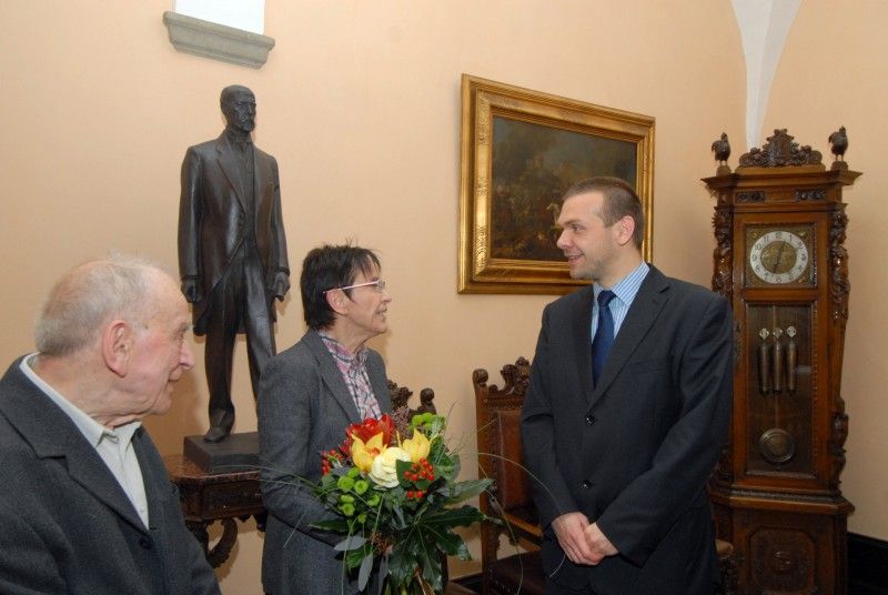 Profesor Mojmír Petráň se svojí prací zařadil mezi nejvýznamnější české vědce a vynálezce. Je spolu s docentem Milanem Hadravským kromě jiného autorem konfokálního mikroskopu s dvojitým řádkováním. Jeho život patří do kategorie pohnutých životních osudů, přesto si nestěžuje. Ve svých osmdesáti devíti letech se stal Plzeňskou ikonou, dva měsíce poté se na radnici (21.11.2012) v doprovodu své manželky Taťjany setkal s primátorem Martinem Baxou, aby se v rozhovoru s ním podělil o důležité okamžiky svého života.