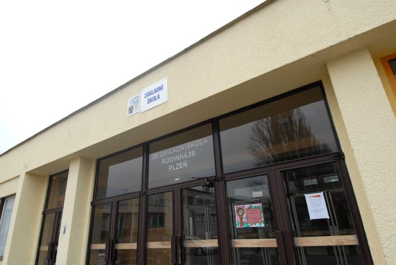 V době svého vzniku v roce 1972 byla 28. základní škola na Doubravce největší institucí svého druhu v kraji. Dnes do ní chodí 370 žáků a ve městě patří k těm menším. Členové místního školního parlamentu měli ve čtvrtek 22. listopadu 2012 unikátní příležitost zúčastnit se diskuze s primátorem Martinem Baxou a na cokoliv se ho zeptat.