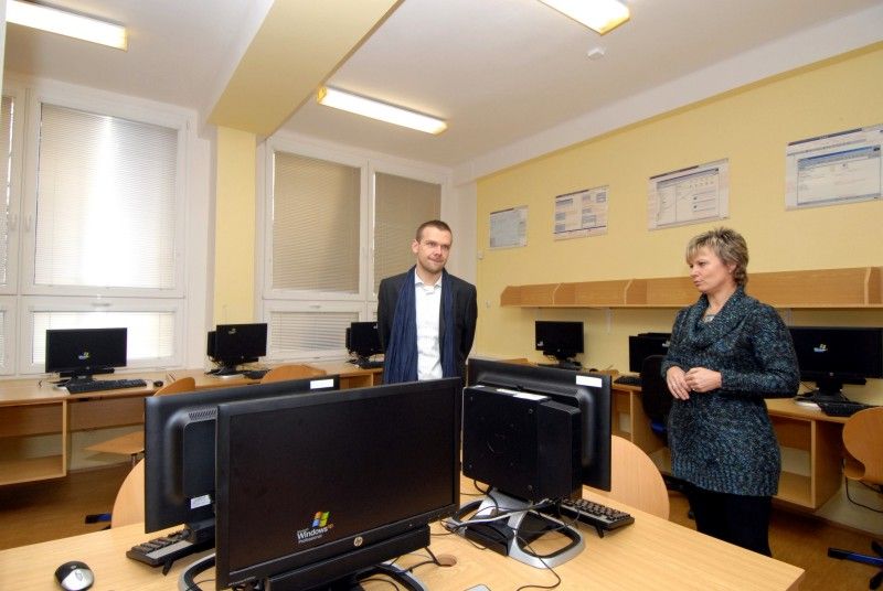 V době svého vzniku v roce 1972 byla 28. základní škola na Doubravce největší institucí svého druhu v kraji. Dnes do ní chodí 370 žáků a ve městě patří k těm menším. Členové místního školního parlamentu měli ve čtvrtek 22. listopadu 2012 unikátní příležitost zúčastnit se diskuze s primátorem Martinem Baxou a na cokoliv se ho zeptat.