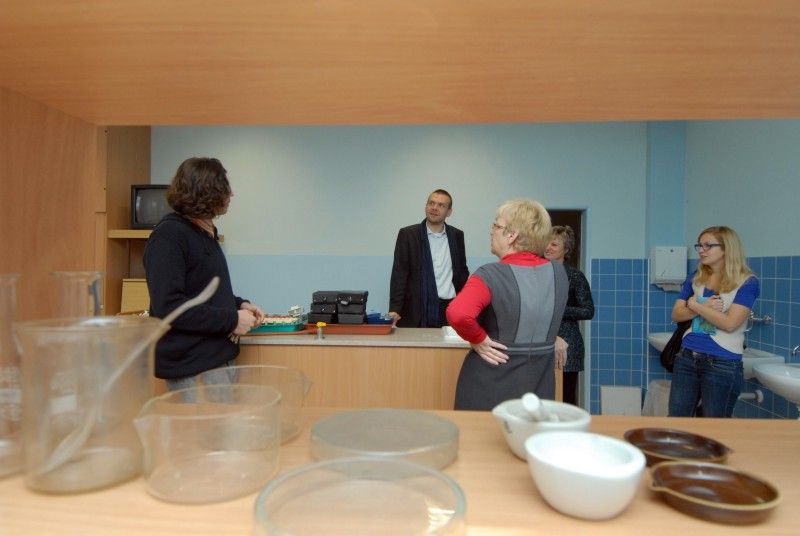 V době svého vzniku v roce 1972 byla 28. základní škola na Doubravce největší institucí svého druhu v kraji. Dnes do ní chodí 370 žáků a ve městě patří k těm menším. Členové místního školního parlamentu měli ve čtvrtek 22. listopadu 2012 unikátní příležitost zúčastnit se diskuze s primátorem Martinem Baxou a na cokoliv se ho zeptat.