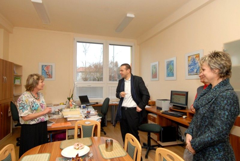 V době svého vzniku v roce 1972 byla 28. základní škola na Doubravce největší institucí svého druhu v kraji. Dnes do ní chodí 370 žáků a ve městě patří k těm menším. Členové místního školního parlamentu měli ve čtvrtek 22. listopadu 2012 unikátní příležitost zúčastnit se diskuze s primátorem Martinem Baxou a na cokoliv se ho zeptat.