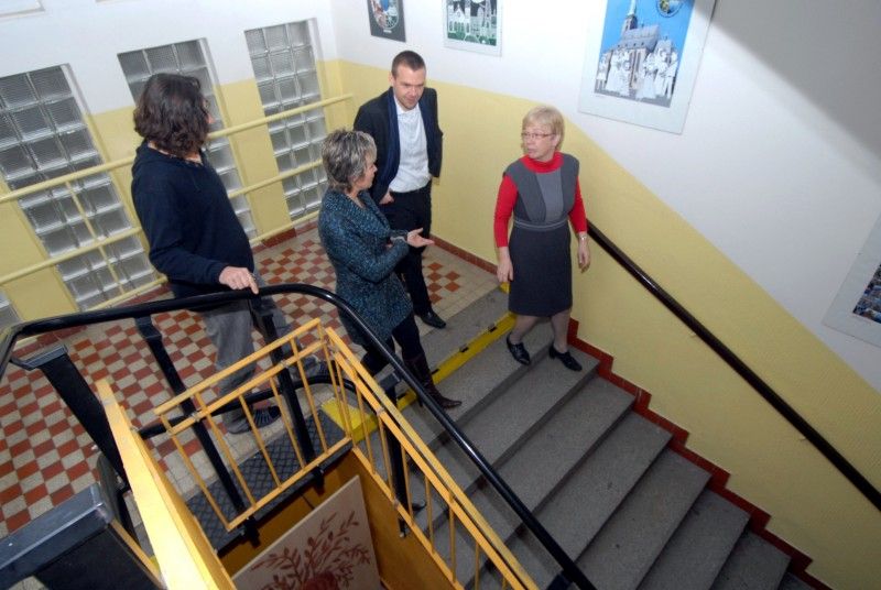 V době svého vzniku v roce 1972 byla 28. základní škola na Doubravce největší institucí svého druhu v kraji. Dnes do ní chodí 370 žáků a ve městě patří k těm menším. Členové místního školního parlamentu měli ve čtvrtek 22. listopadu 2012 unikátní příležitost zúčastnit se diskuze s primátorem Martinem Baxou a na cokoliv se ho zeptat.