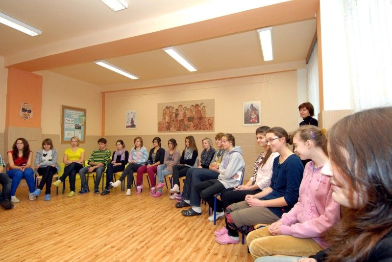 V době svého vzniku v roce 1972 byla 28. základní škola na Doubravce největší institucí svého druhu v kraji. Dnes do ní chodí 370 žáků a ve městě patří k těm menším. Členové místního školního parlamentu měli ve čtvrtek 22. listopadu 2012 unikátní příležitost zúčastnit se diskuze s primátorem Martinem Baxou a na cokoliv se ho zeptat.