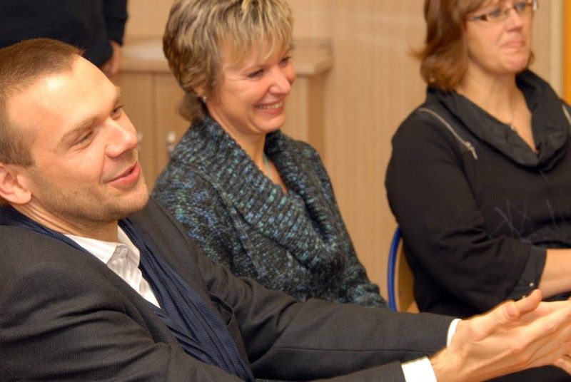 V době svého vzniku v roce 1972 byla 28. základní škola na Doubravce největší institucí svého druhu v kraji. Dnes do ní chodí 370 žáků a ve městě patří k těm menším. Členové místního školního parlamentu měli ve čtvrtek 22. listopadu 2012 unikátní příležitost zúčastnit se diskuze s primátorem Martinem Baxou a na cokoliv se ho zeptat.