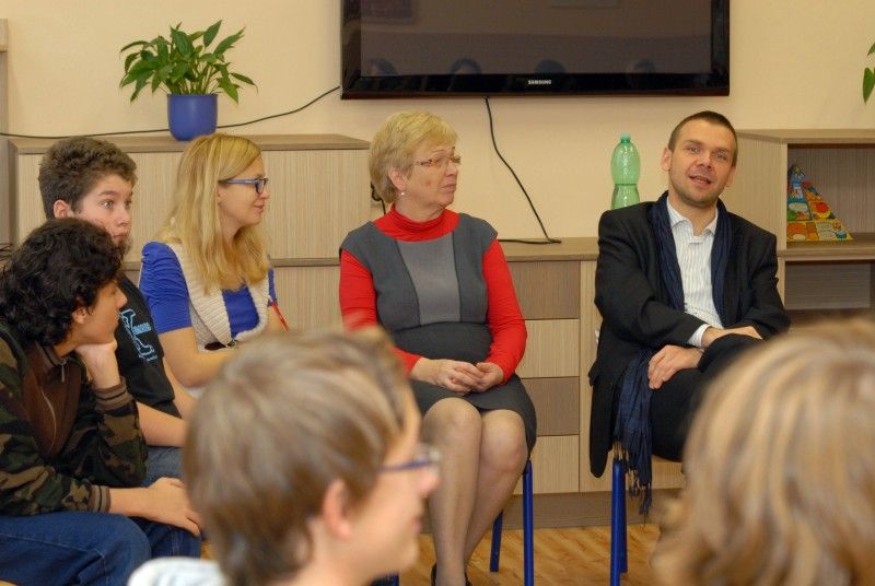 V době svého vzniku v roce 1972 byla 28. základní škola na Doubravce největší institucí svého druhu v kraji. Dnes do ní chodí 370 žáků a ve městě patří k těm menším. Členové místního školního parlamentu měli ve čtvrtek 22. listopadu 2012 unikátní příležitost zúčastnit se diskuze s primátorem Martinem Baxou a na cokoliv se ho zeptat.