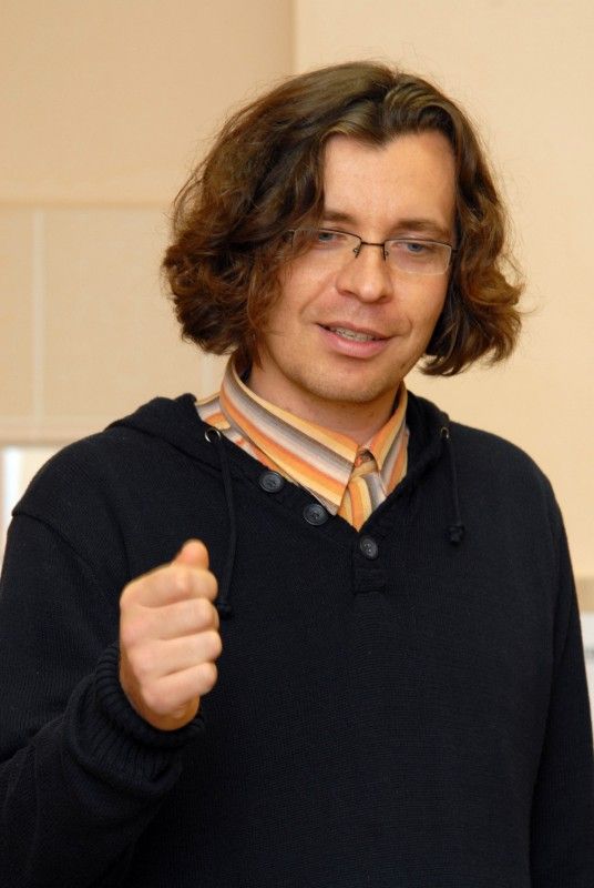 V době svého vzniku v roce 1972 byla 28. základní škola na Doubravce největší institucí svého druhu v kraji. Dnes do ní chodí 370 žáků a ve městě patří k těm menším. Členové místního školního parlamentu měli ve čtvrtek 22. listopadu 2012 unikátní příležitost zúčastnit se diskuze s primátorem Martinem Baxou a na cokoliv se ho zeptat.