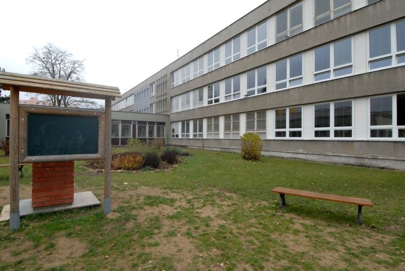 V době svého vzniku v roce 1972 byla 28. základní škola na Doubravce největší institucí svého druhu v kraji. Dnes do ní chodí 370 žáků a ve městě patří k těm menším. Členové místního školního parlamentu měli ve čtvrtek 22. listopadu 2012 unikátní příležitost zúčastnit se diskuze s primátorem Martinem Baxou a na cokoliv se ho zeptat.