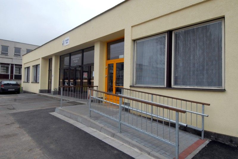 V době svého vzniku v roce 1972 byla 28. základní škola na Doubravce největší institucí svého druhu v kraji. Dnes do ní chodí 370 žáků a ve městě patří k těm menším. Členové místního školního parlamentu měli ve čtvrtek 22. listopadu 2012 unikátní příležitost zúčastnit se diskuze s primátorem Martinem Baxou a na cokoliv se ho zeptat.