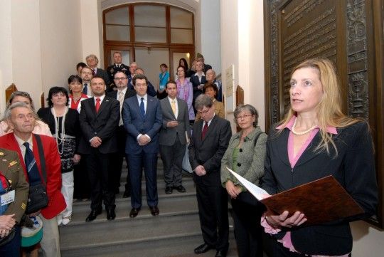 „Pamětní desky na tomto místě vydržely jen šest let. Komunistický režim, který nebyl o nic méně zrůdný než ten fašistický, nechtěl, abychom my a naše děti znali pravdu, a nechal je odstranit. Odstraněním desek však nemohlo dojít k vymazání vzpomínek!,“ zaznělo v projevu náměstkyně primátora Evy Herinkové při vzpomínkovém aktu u pamětních desek 16. obrněné divize americké armády a 17. střeleckého praporu v budově plzeňské radnice.