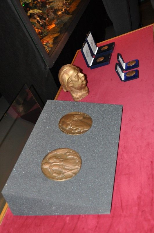 Známý akademický sochař Milan Knobloch věnoval městu medaili