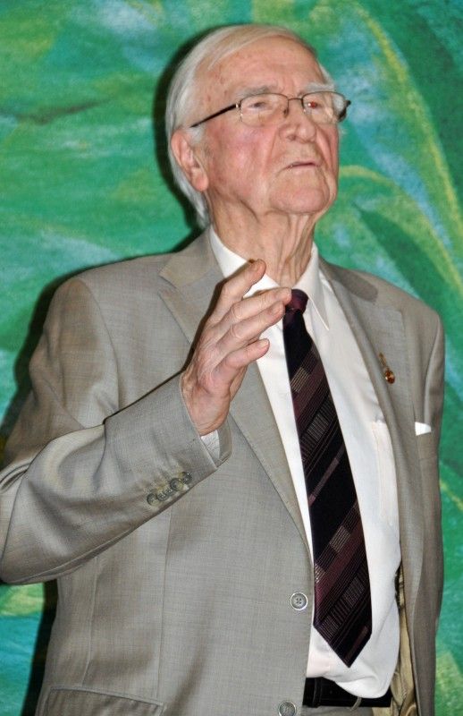 Primátor Martin Baxa převzal ve středu 28. listopadu 2012 v Muzeu loutek medaili, na níž je z jedné strany vyobrazen Jiří Trnka a jejíž druhá strana připomíná tvorbu tohoto světově uznávaného výtvarníka, ilustrátora, sochaře, scenáristy a režiséra animovaných filmů. U příležitosti výročí 100 let od Trnkova narození ji městu věnoval sochař a medailér Milan Knobloch, jehož umělecká díla jsou zastoupena například v Britském muzeu v Londýně, Muzeu Pařížské mincovny, Státním muzeu v Berlíně nebo v petrohradské Ermitáži. (foto: Z. Kubalová)