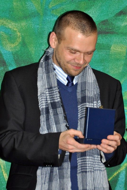 Primátor Martin Baxa převzal ve středu 28. listopadu 2012 v Muzeu loutek medaili, na níž je z jedné strany vyobrazen Jiří Trnka a jejíž druhá strana připomíná tvorbu tohoto světově uznávaného výtvarníka, ilustrátora, sochaře, scenáristy a režiséra animovaných filmů. U příležitosti výročí 100 let od Trnkova narození ji městu věnoval sochař a medailér Milan Knobloch, jehož umělecká díla jsou zastoupena například v Britském muzeu v Londýně, Muzeu Pařížské mincovny, Státním muzeu v Berlíně nebo v petrohradské Ermitáži. (foto: Z. Kubalová)