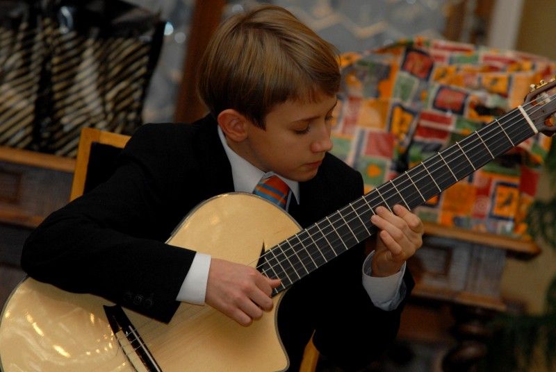 Celkem 50 zlatých medailí za čtyřicet odběrů a 66 stříbrných za dvacet odběrů převzali ve středu 28. 11. 2012 odpoledne z rukou primátora Martina Baxy a radního Jiřího Kuthana dárci krve. Program slavnostní ceremoniálu, který se uskutečnil v obřadní síni plzeňské radnice, zpříjemnili hudebním vystoupením žáci Základní umělecké školy v ulici Terezie Brzkové.