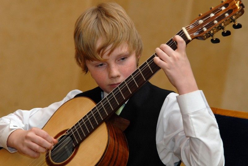 Celkem 50 zlatých medailí za čtyřicet odběrů a 66 stříbrných za dvacet odběrů převzali ve středu 28. 11. 2012 odpoledne z rukou primátora Martina Baxy a radního Jiřího Kuthana dárci krve. Program slavnostní ceremoniálu, který se uskutečnil v obřadní síni plzeňské radnice, zpříjemnili hudebním vystoupením žáci Základní umělecké školy v ulici Terezie Brzkové.