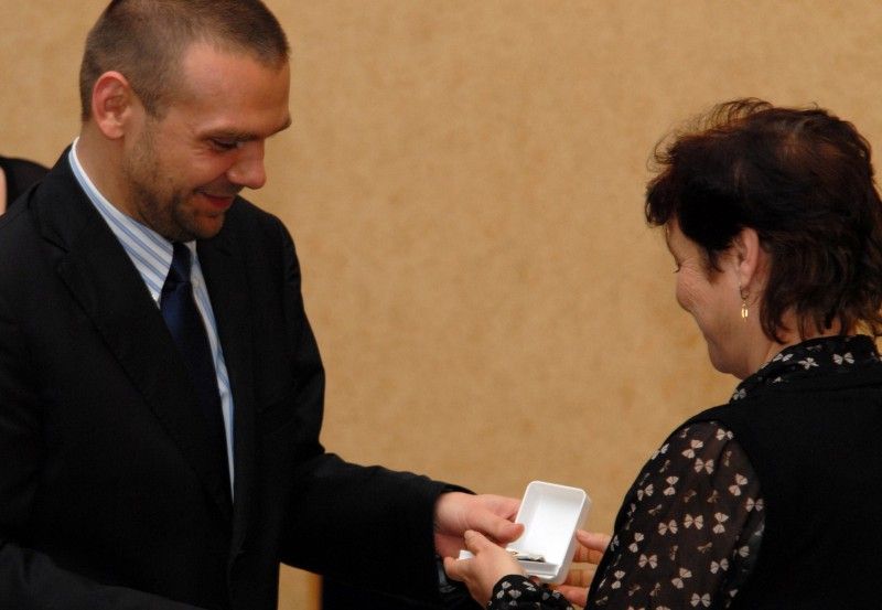 Celkem 50 zlatých medailí za čtyřicet odběrů a 66 stříbrných za dvacet odběrů převzali ve středu 28. 11. 2012 odpoledne z rukou primátora Martina Baxy a radního Jiřího Kuthana dárci krve. Program slavnostní ceremoniálu, který se uskutečnil v obřadní síni plzeňské radnice, zpříjemnili hudebním vystoupením žáci Základní umělecké školy v ulici Terezie Brzkové.