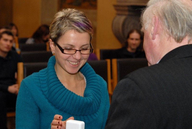 Celkem 50 zlatých medailí za čtyřicet odběrů a 66 stříbrných za dvacet odběrů převzali ve středu 28. 11. 2012 odpoledne z rukou primátora Martina Baxy a radního Jiřího Kuthana dárci krve. Program slavnostní ceremoniálu, který se uskutečnil v obřadní síni plzeňské radnice, zpříjemnili hudebním vystoupením žáci Základní umělecké školy v ulici Terezie Brzkové.