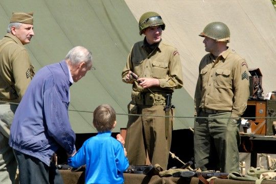 Dobová ukázka kontrolního bodu americké armády s předvedením vybavení, výstroje a výzbroje / 508. výsadkový pluk 82. výsadkové divize.